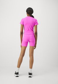 Stronger CROP TEE - T-shirts - magenta
