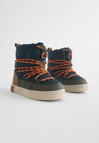 Blauwe en groene laarzen met oranje gedessineerde veters. Gepolsterde bovenkant, gestructureerde stof en rubberen zool. Versterkte hak met een bruine accent.