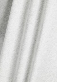 Tessuto di cotone grigio chiaro con una superficie morbida e leggermente strutturata, caratterizzato da pieghe lisce e un sottile motivo mélange.