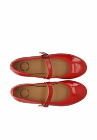 Pantofi Mary Jane din piele patent roșie, cu vârful rotund, curea la glezna cu băț metalic și căptușeală interioară bej.