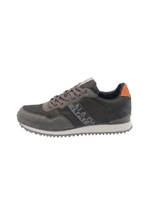 Basket gris foncé et noir avec lacets, semelle blanche, accent orange au talon et marquage "NAPAPIJRI" sur le côté.