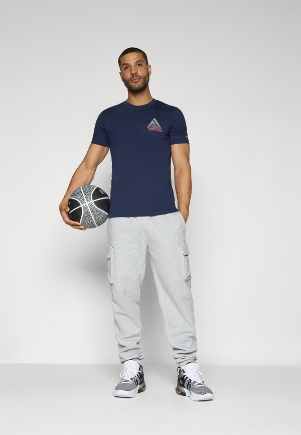 GIANNIS ANTETOKOUNMPO TEE - Print T-shirt - obsidian2