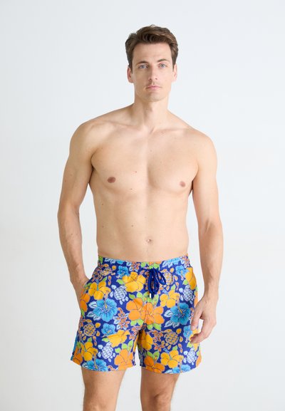 Blühende Badeshorts in Blau, Orange und Grün. Merkmale: elastischer Bund mit Kordelzug, lebhaftes Muster tropischer Blumen, Oberschenkel-lange Schnittform.