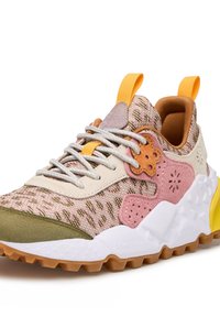 Baskets texturées avec un mesh multicolore aux accents roses, verts et beiges, semelle en caoutchouc et détails colorés en matériel.