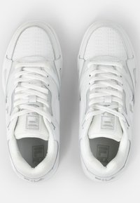 Scarpe sportive bianche con tomaia in pelle liscia, linguetta in rete e suola in gomma. Presentano accenti testurizzati e lacci spessi e piatti.