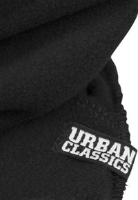 Zwarte fleece nekwarmer met een gladde textuur, voorzien van een wit 'URBAN CLASSICS' etiket dat op de rand is gestikt.