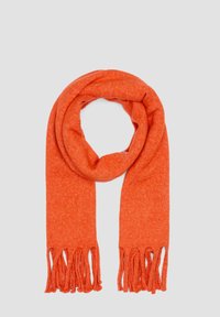 Foulard orange en tissu doux, avec une texture lisse et des extrémités frangées, enroulé en forme circulaire.