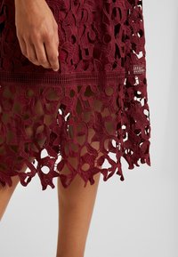 Chi Chi London Koktejlové šaty / šaty na párty - dark red