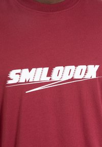 Smilodox BLAKE - Camiseta estampada - bordeaux