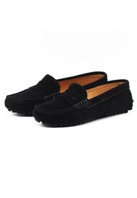 Schwarze Wildleder-Slipper mit niedrigem Profil, Mokassin-Nähten, strukturierten Akzenten und Gummisohle für Grip. Keine sichtbaren Beschläge oder Verzierungen.