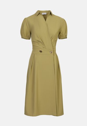 Vestido envolvente hasta la rodilla en tela verde oliva, con mangas cortas abullonadas, cuello tipo camisa y detalles de botones dorados en la cintura.