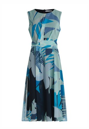 Robe sans manches en bleu sarcelle clair avec des motifs floraux bleus et bleu marine. Elle présente un corsage ajusté, une taille ceinturée et une jupe fluide arrivant au genou.