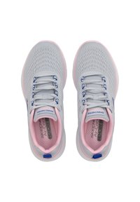 Zapatillas deportivas de malla gris con un acento rosa y cordones y logo en azul claro. Las plantillas están acolchadas para mayor comodidad.