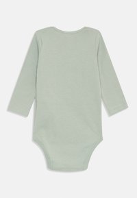 Langermet baby bodysuit i myk mintgrønn stoff, med rund hals, trykknapp nederst og jevn tekstur.