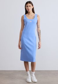 Φόρεμα αμάνικο σε ανοιχτό γαλάζιο με ριμπ υφή και εφαρμοστή σιλουέτα, με στρογγυλή λαιμόκοψη και μικρό λογότυπο στο στήθος.