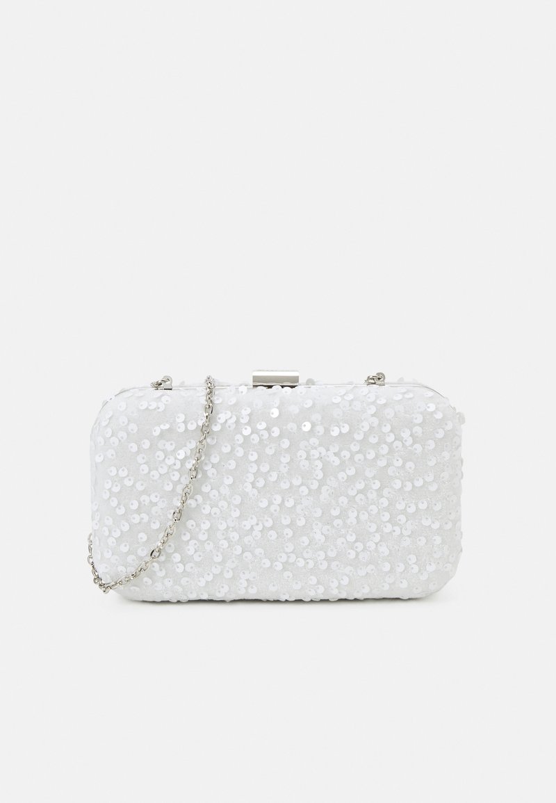 Pochette de soirée blanche rectangulaire couverte de sequins avec une sangle chaîne argentée et une fermeture par clip argenté en haut.