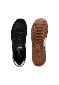 Fekete sneaker, textúrált hálós felsőrésszel, fehér részletekkel és gumi talppal. Fűzős kialakítás párnázott nyakkal a kényelmes viselet érdekében.