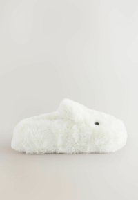 Weiße Plüschschuhe mit weichem, kuscheligem Stoff, runder Form und runden Ohren. Besitzen kleine schwarze Knopfaugen auf der Vorderseite.