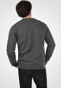 Men's dark grey sweatshirt, round neck, long sleeves, ribbed cuffs and hem, soft textured fabric, plain design without patterns or accents.