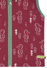 Rote Stoffweste mit weißen Seepferdchenmustern, grünem Reißverschluss und einem Etikett mit "loud + proud"-Markenaufdruck. Glatte Textur und ärmelloses Design.