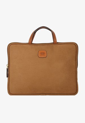 Sac à ordinateur en cuir tan avec surface texturée, accents marron foncé, poignées supérieures et fermeture éclair. Présente un patch de logo d'entreprise à l'avant.