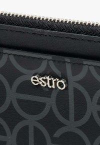 Czarny portfel z wypukłym okrągłym wzorem, gładką teksturą i srebrnymi akcentami z logo "estro" na przodzie. Zamek błyskawiczny.