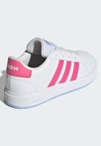 adidas Sportswear GRAND COURT 2 0 - Tréningová obuv - cloud white pulse magenta glow blue