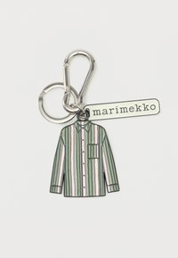 Μπρελόκ με ασημένιο κλιπ, γοητευτικό μπλουζάκι μακριάς μανίκας με πράσινες και ροζ ρίγες και λευκή ορθογώνια ετικέτα που γράφει "marimekko".