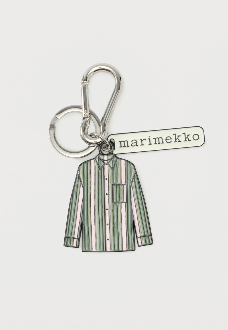 Μπρελόκ με ασημένιο κλιπ, γοητευτικό μπλουζάκι μακριάς μανίκας με πράσινες και ροζ ρίγες και λευκή ορθογώνια ετικέτα που γράφει "marimekko".