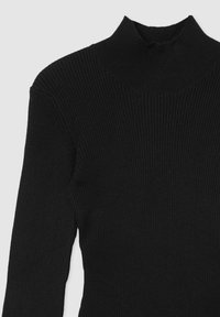Maglione nero a collo alto con un design aderente, tessuto strutturato e maniche lunghe, caratterizzato da un collo alto e dettagli di cucitura delicati.