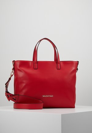 Sac fourre-tout en cuir Red Valentino avec poignées supérieures et bandoulière amovible, présenté sur un socle blanc avec un fond gris.