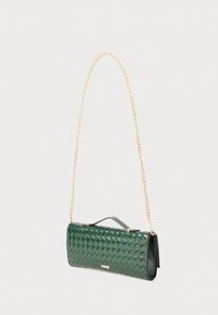 Grüne gewebte Lederhandtasche mit einer Kettenriemen, ausgestattet mit einem Klappenverschluss und goldfarbenen Akzenten. Glatte Textur, rechteckige Form.