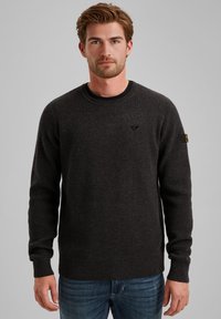 Dunkelgrauer gestrickter Pullover mit einem runden Halsausschnitt, ribbed Bündchen und Saum. Verfügt über ein dezentes Logo auf der Brust und ein Emblem am Ärmel.