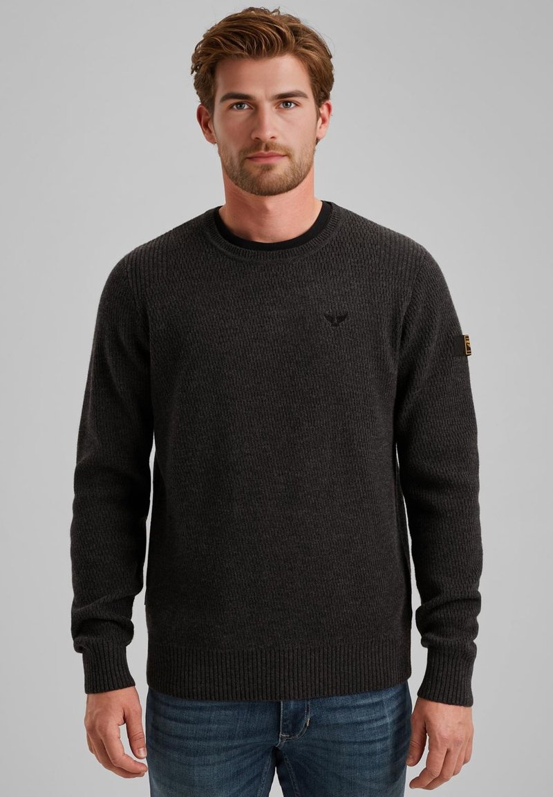 Dunkelgrauer gestrickter Pullover mit einem runden Halsausschnitt, ribbed Bündchen und Saum. Verfügt über ein dezentes Logo auf der Brust und ein Emblem am Ärmel.