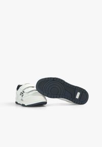 Weiße Sneaker mit navyfarbenen Akzenten, aus synthetischem Material gefertigt, mit niedrigem Profil, Klettverschlüssen und strukturiertem Gummi-Außensohle.