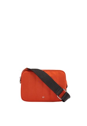 Prostokątna pomarańczowa torba na ramię z czarnym regulowanym paskiem i małym białym logo z przodu, umieszczona na białym tle.