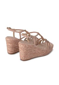 Sandali a zeppa con piattaforma in espadrille intrecciata, fasce sintetiche rosa morbido, dettagli metallici decorativi e fibbia regolabile alla caviglia.
