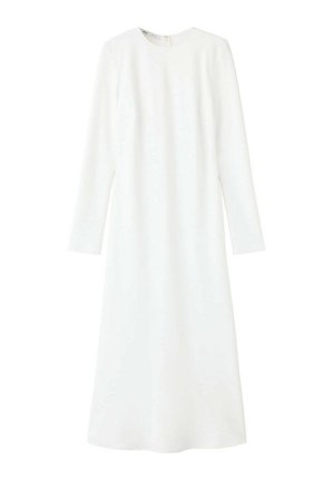 Longue robe blanche à manches longues, col rond et design simple et épuré, montrée sur fond blanc.