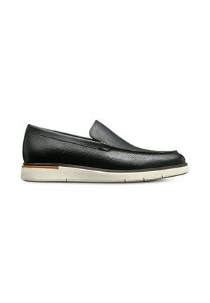 Scarpa slip-on nera in pelle con superficie testurizzata, suola in gomma beige e tacco basso. Presenta un design cucito lungo la parte anteriore.
