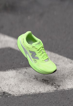 Neon-grüner Sportschuh mit Obermaterial aus Mesh, silbernen Akzenten und strukturiertem Sohle. Verfügt über ein Schnürsystem und ein leichtes Design.