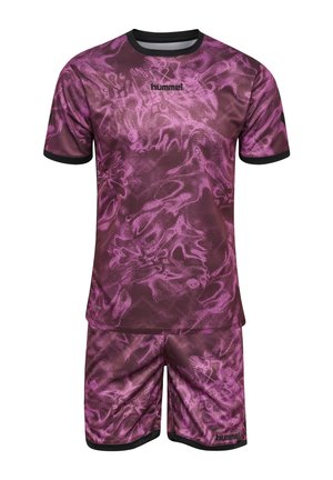 Lilla og pink marmorprintet sportsshirt med korte ærmer og matchende shorts med sorte kanter og små sorte "hummel" logoer på bryst og shorts.