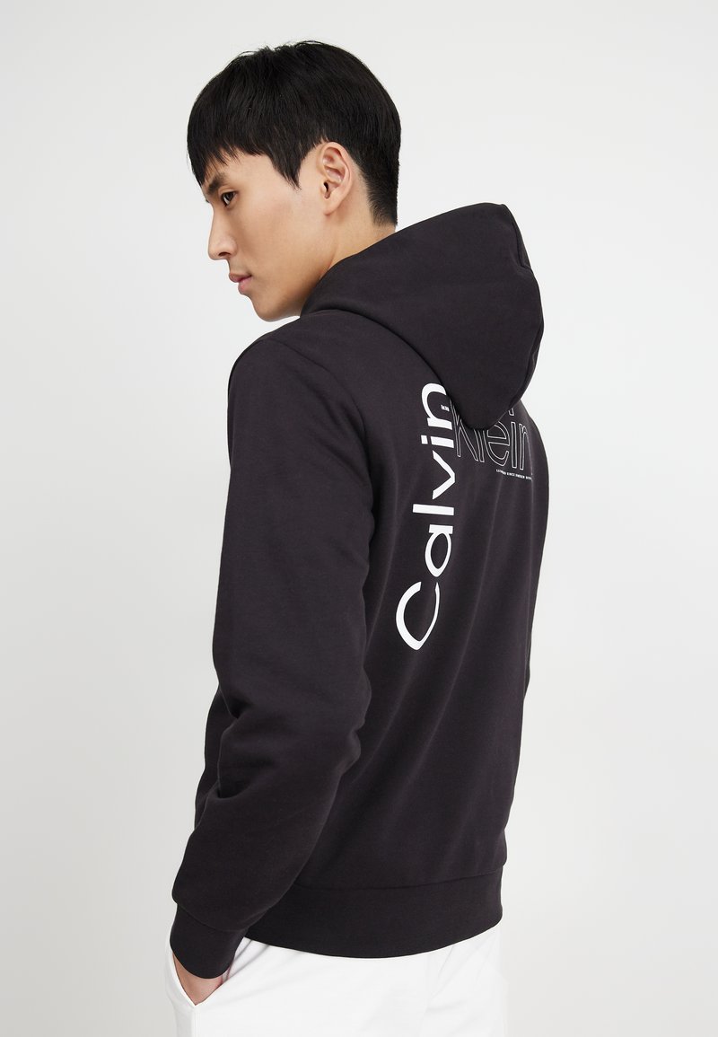 Calvin Klein - ANGLED BACK LOGO HOODIE - Luvtröja - black, Förstora