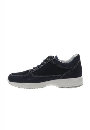 Sneaker in suede blu Navy con pannelli in rete, cuciture bianche e suola grigia leggera. Presenta la chiusura con lacci e colletto imbottito per il comfort.