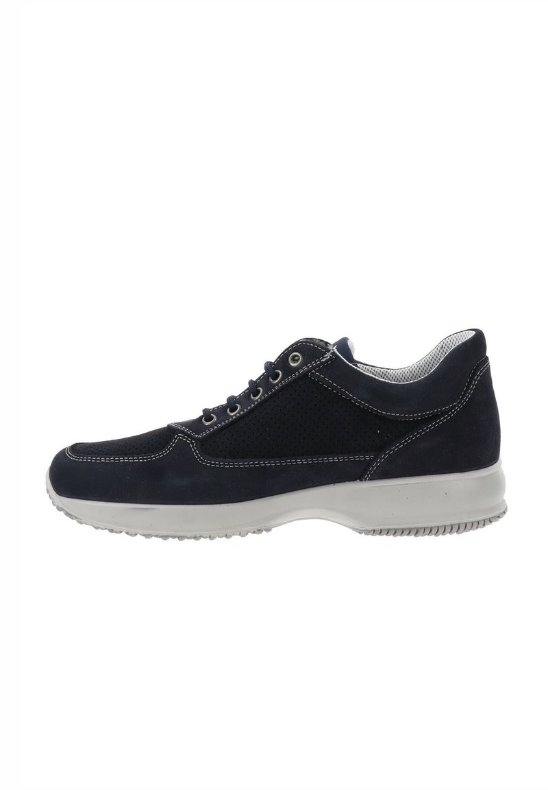 Sneaker in suede blu Navy con pannelli in rete, cuciture bianche e suola grigia leggera. Presenta la chiusura con lacci e colletto imbottito per il comfort.