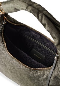 Grau gemusterte Handtasche mit weicher Textur, goldenem Reißverschluss und einem schwarz gefütterten Innenraum mit einer Kartenstecktasche und Markenetikett.