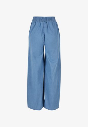 Leveälahkeiset vaaleansiniset farkut, joissa on joustava vyötärönauha, esitetty takaa valkoisella taustalla.