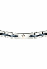 Bracciale in metallo con maglie d'argento lucidato intervallate da accenti blu. Il pezzo centrale presenta un logo dorato a forma di tridente su una placca piatta.
