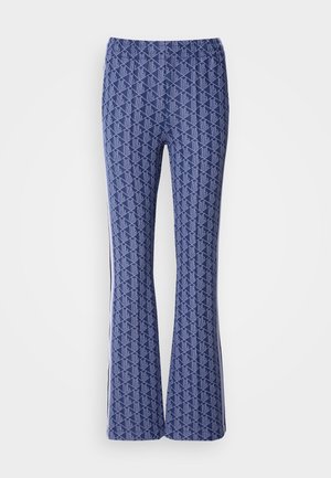Pantalones acampanados de color azul con un diseño geométrico, cinturilla elástica y rayas blancas en los laterales. Textura suave en toda su superficie.