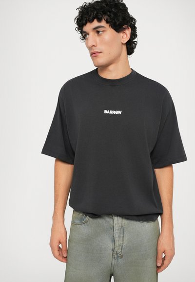 Schwarzes Oversized-T-Shirt aus Baumwolle mit geripptem Rundhalsausschnitt und weißem "BARROW"-Logo auf der Brust. Einfaches, lässiges Design.