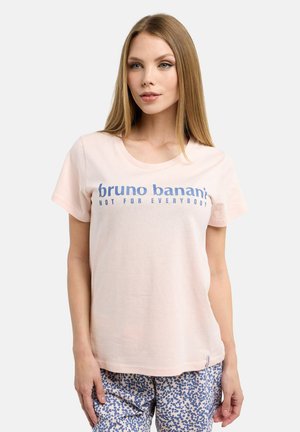 Lichtroze katoenen t-shirt met een ronde hals, met blauwe tekst die de woorden "bruno banani NOT FOR EVERYBODY" weergeeft. Casual pasvorm, eenvoudige ontwerpp.
